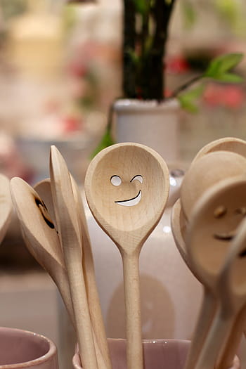 cuchara de madera con cara sonriente troquelada